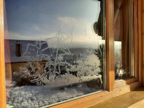 Zima malowane okna domków