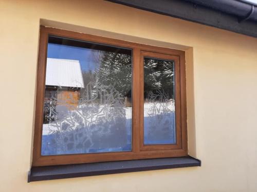 Zima malowane okna domków